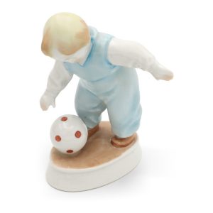 Vintage Zsolnay Porzellanfigurine, Kleines Kind Mit Fußball Von Andras Sinko, Selten Handbemalt 1960er Jahre Ungarn Handbemalt, Keramiksammelskulptur